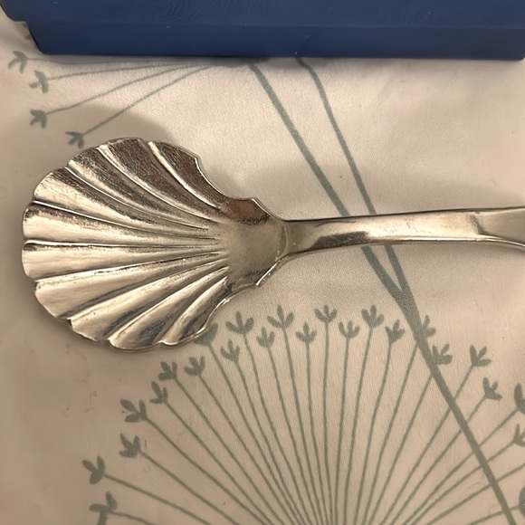 Pewter shell tea caddy spoon from Salisbury Pewter. Made in the USA - Picture 2 of 7